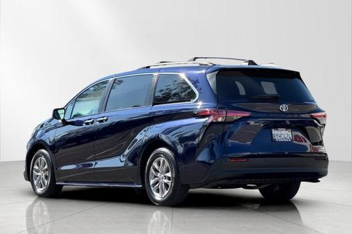2021 Toyota Sienna XLE 8 Passenger