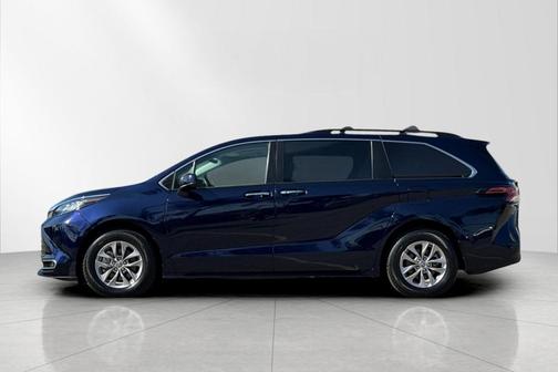 2021 Toyota Sienna XLE 8 Passenger
