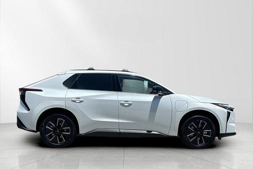 Wind Chill Pearl 2026 Toyota bZ XLE Plus