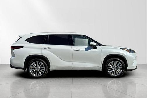 Wind Chill Pearl 2026 Toyota Highlander Hybrid Platinum