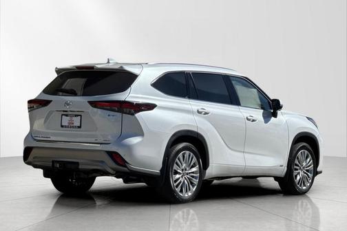Wind Chill Pearl 2026 Toyota Highlander Hybrid Platinum