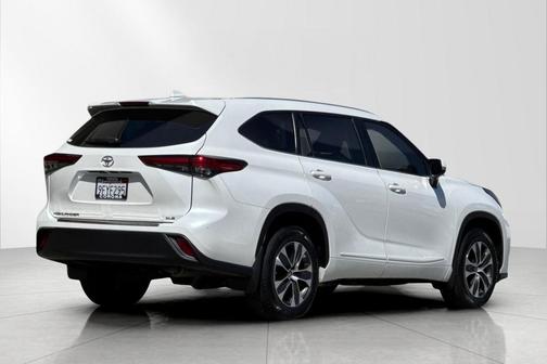Wind Chill Pearl 2023 Toyota Highlander XLE