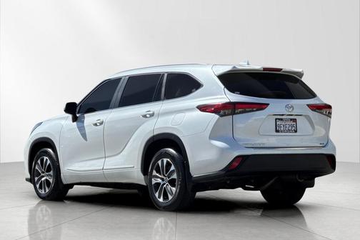 Wind Chill Pearl 2023 Toyota Highlander XLE