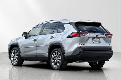 Silver Sky Metallic 2019 Toyota RAV4 XLE Premium