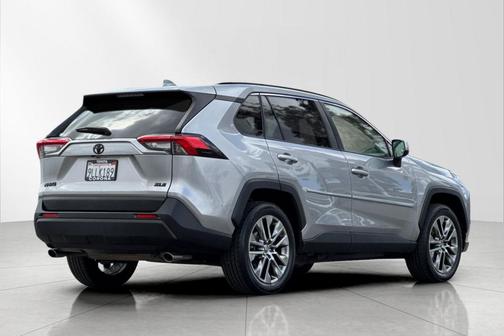 Silver Sky Metallic 2019 Toyota RAV4 XLE Premium