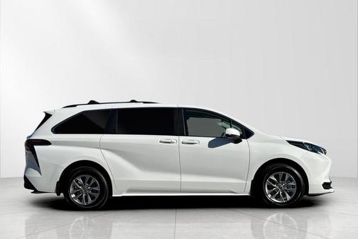 2025 Toyota Sienna LE