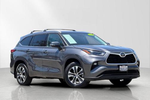 Magnetic Gray Metallic 2022 Toyota Highlander XLE