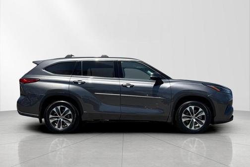 Magnetic Gray Metallic 2022 Toyota Highlander XLE