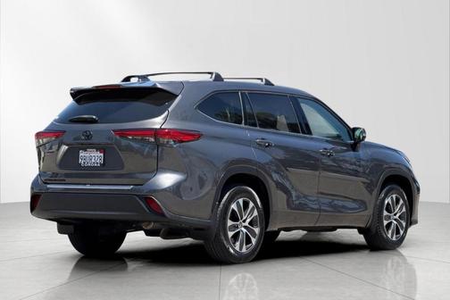 Magnetic Gray Metallic 2022 Toyota Highlander XLE