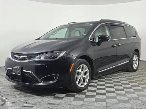 Brilliant Black Crystal Pearlcoat 2017 Chrysler Pacifica Touring-L