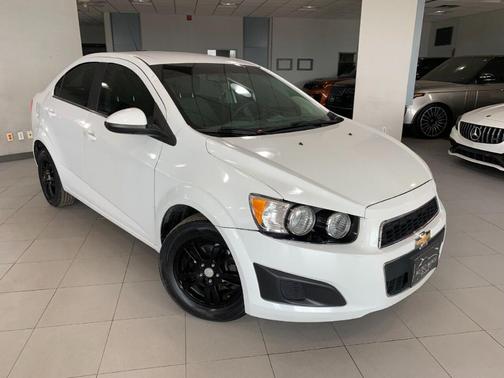 Photo 1 of 32 of 2015 Chevrolet Sonic LT
