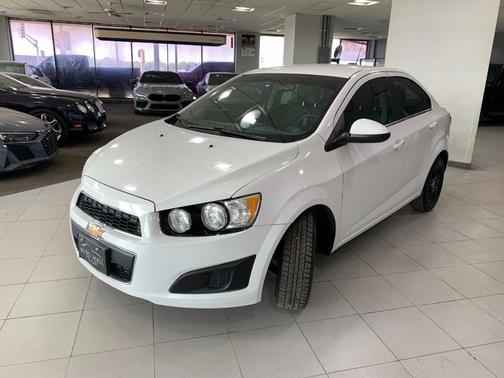 Photo 4 of 32 of 2015 Chevrolet Sonic LT