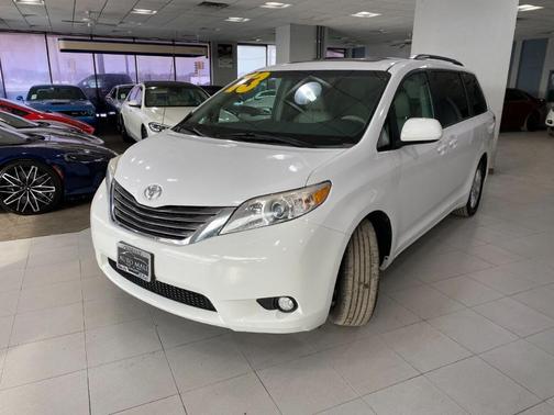 Photo 4 of 32 of 2013 Toyota Sienna XLE Auto Access Seat