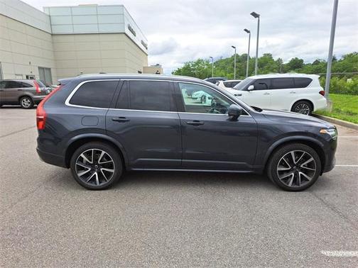2022 Volvo XC90 T6 Momentum