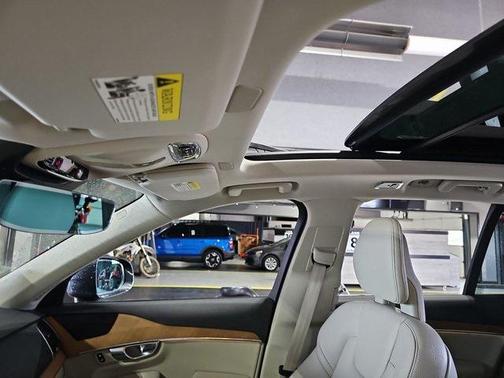 2022 Volvo XC90 T6 Momentum