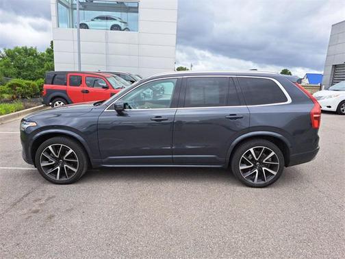 2022 Volvo XC90 T6 Momentum