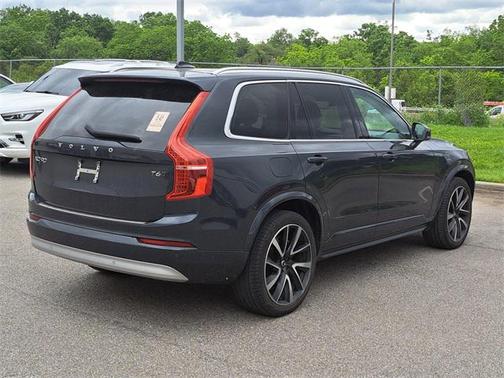 2022 Volvo XC90 T6 Momentum