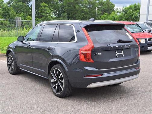 2022 Volvo XC90 T6 Momentum