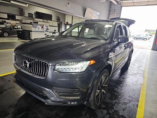 2022 Volvo XC90 T6 Momentum