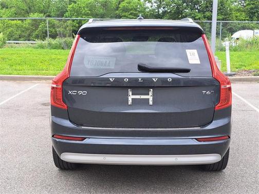 2022 Volvo XC90 T6 Momentum