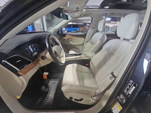 2022 Volvo XC90 T6 Momentum