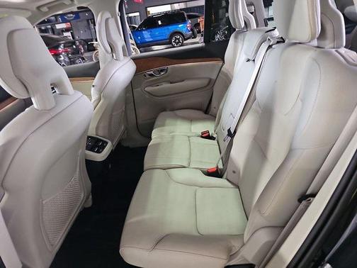 2022 Volvo XC90 T6 Momentum