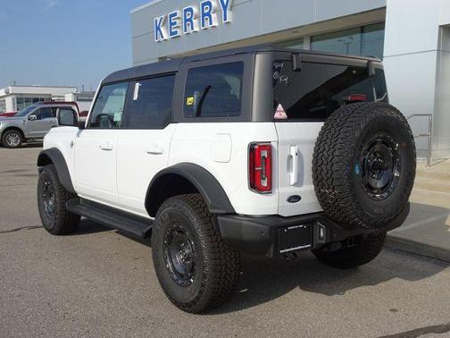 Oxford White 2025 Ford Bronco Outer Banks