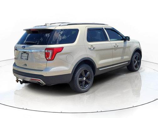 White Gold Metallic 2017 Ford Explorer XLT