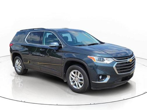 Graphite Metallic 2020 Chevrolet Traverse LT Cloth