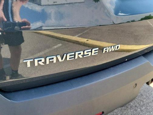 Graphite Metallic 2020 Chevrolet Traverse LT Cloth