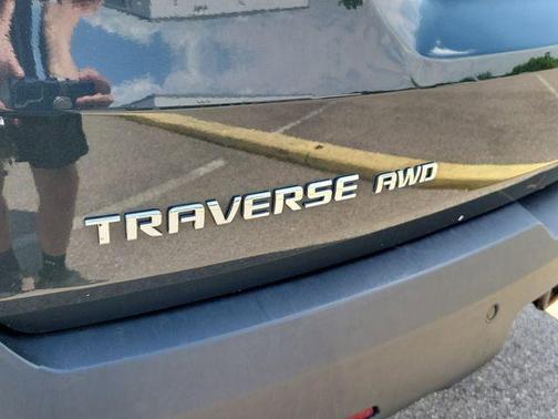 Graphite Metallic 2020 Chevrolet Traverse LT Cloth