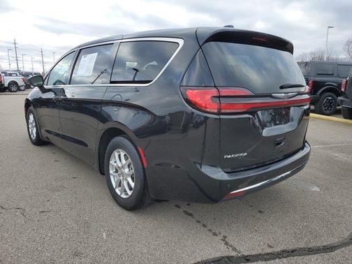 2023 Chrysler Pacifica Touring-L