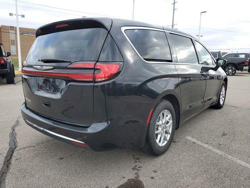 2023 Chrysler Pacifica Touring-L