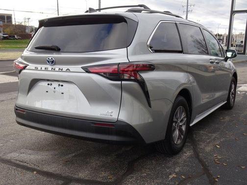 2022 Toyota Sienna LE