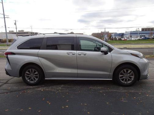 2022 Toyota Sienna LE