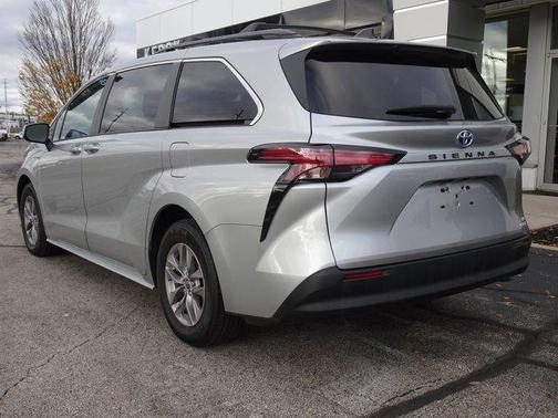 2022 Toyota Sienna LE