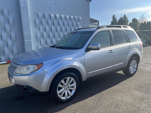 Ice Silver Metallic 2013 Subaru Forester 2.5X Premium SUV