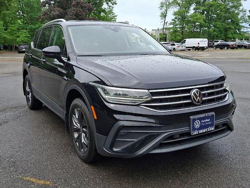 Deep Black Pearl Effect 2023 Volkswagen Tiguan 2.0T SE