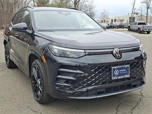 Deep Black Pearl Effect 2025 Volkswagen Tiguan 2.0T SE R-Line Black