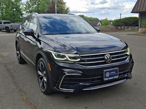 Deep Black Pearl Effect 2022 Volkswagen Tiguan 2.0T SEL R-Line