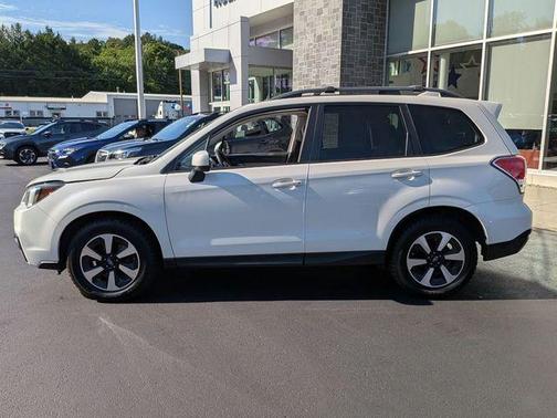 Crystal White Pearl 2017 Subaru Forester 2.5i Premium