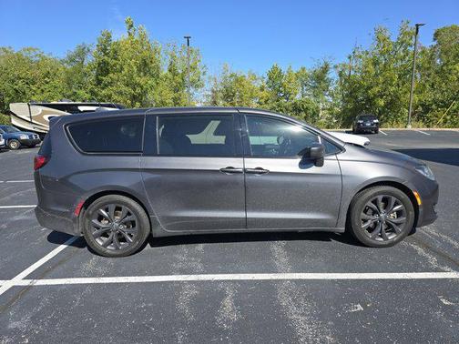 2020 Chrysler Pacifica Touring