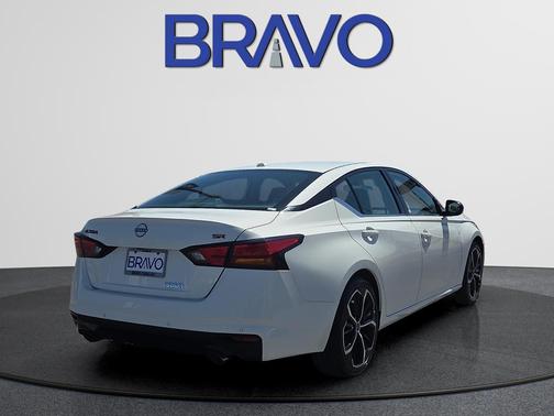 Glacier White 2024 Nissan Altima SR FWD