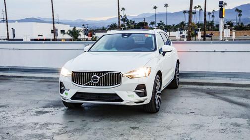 2023 Volvo XC60 Recharge Plug-In Hybrid T8 Ultimate Bright Theme