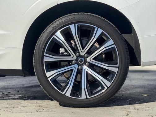 2023 Volvo XC60 Recharge Plug-In Hybrid T8 Ultimate Bright Theme