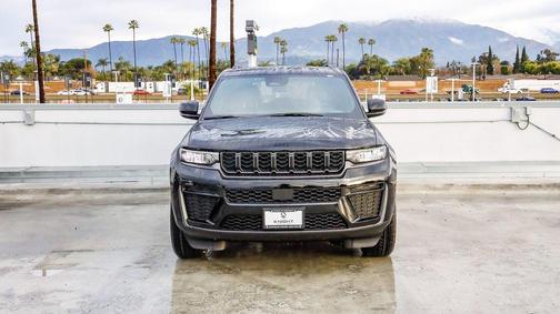 Diamond Black Crystal Pearlcoat 2026 Jeep Grand Cherokee Altitude