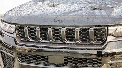 Diamond Black Crystal Pearlcoat 2026 Jeep Grand Cherokee Altitude