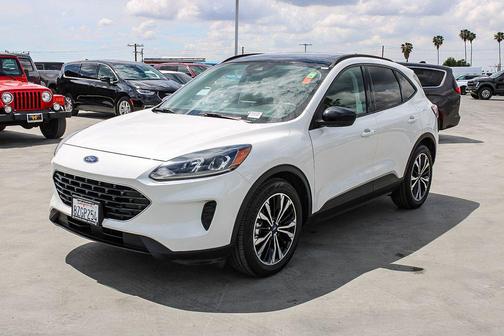 STAR WHITE METALLIC TRI-COAT 2021 Ford Escape SE