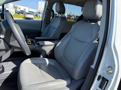 Blizzard Pearl 2021 Toyota Sienna XLE 7 Passenger