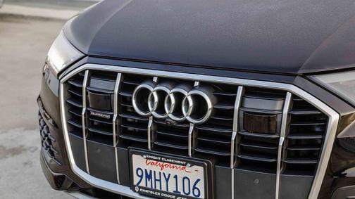 Mythos Black Metallic 2024 Audi Q7 45 Premium Plus